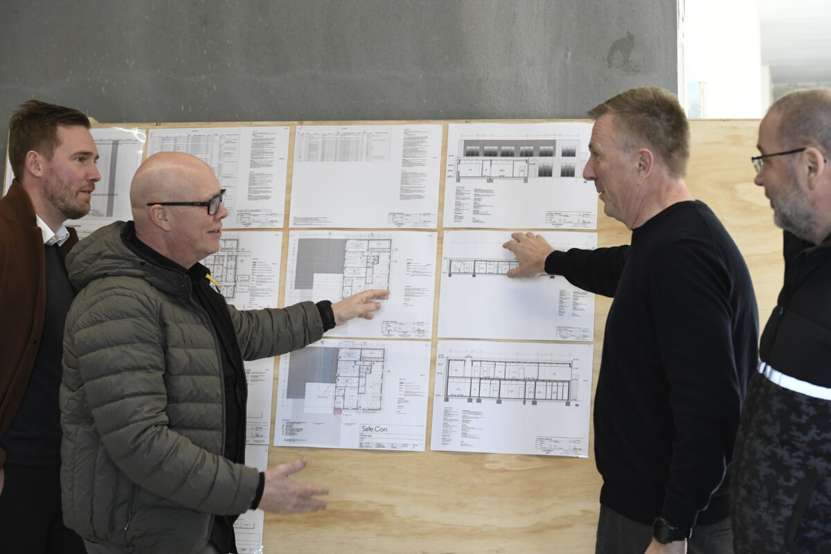 Henrik Thorsen Stausland (nummer to fra venstre) og Jesper Smith (nummer to fra højre) vil gøre Vetnordic til en global totalleverandør på det veterinære marked.