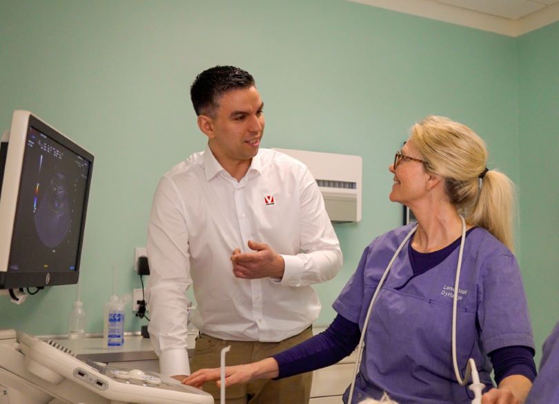 Ali Corap-Vædele i dialog med dyrlæge Lene Møll fra Harlev Dyreklinik.