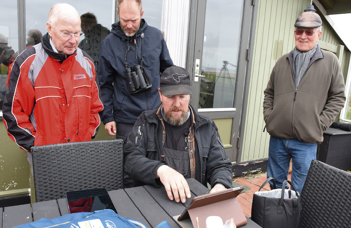 Karsten Vig Jensen har drevet landbrug i mange år, og derfor interesserede det ham særligt at inspicere et forsøg med virtuel indhegning af køer på Fanø i 2021. Foto: John Frikke.