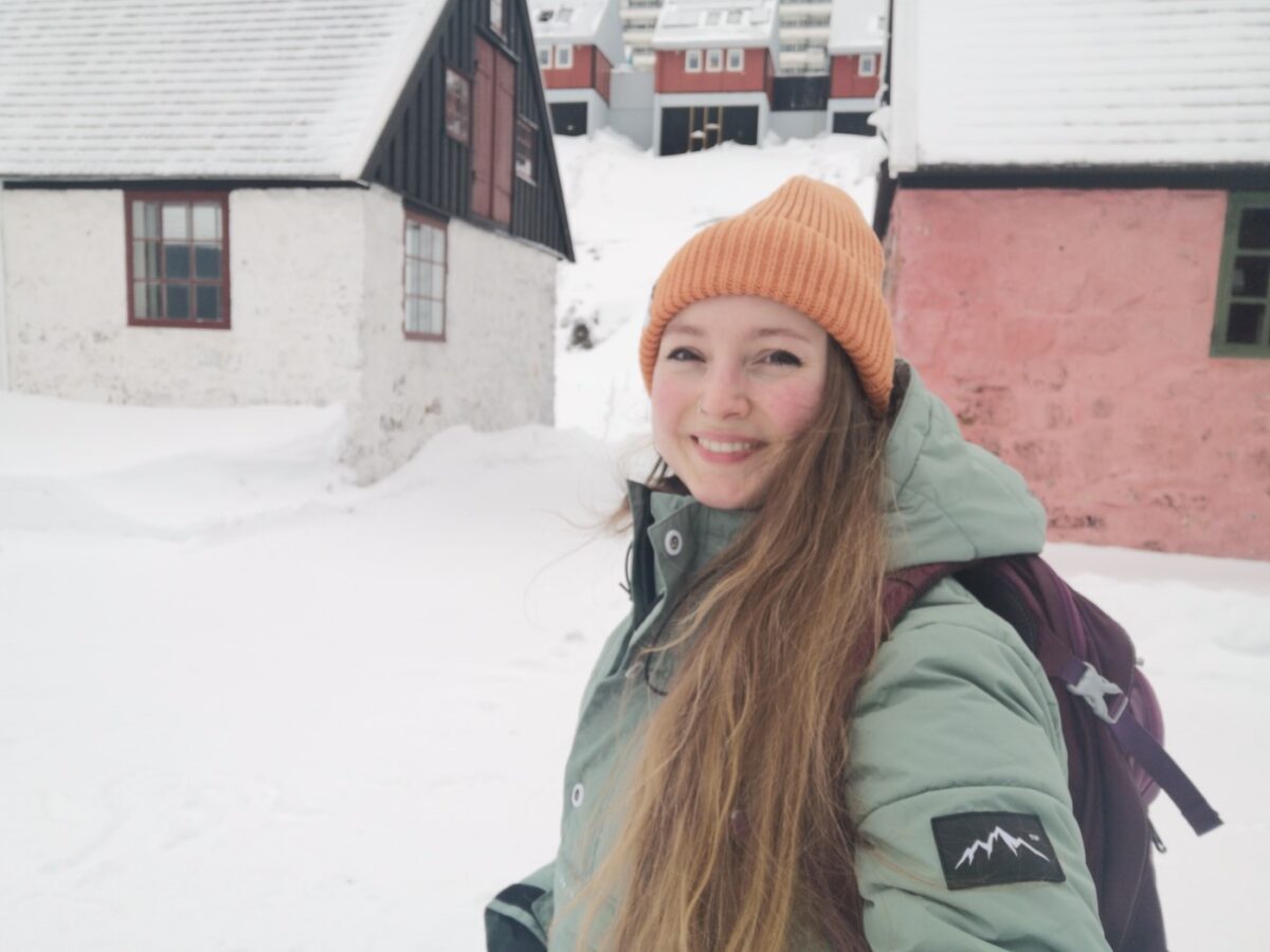 Natacha Severin er blevet eminent til at bande på grønlandsk og filetere fladfisk – men kæmper lidt med fiskefingre og dårlige kutter-jokes, fortæller hun.