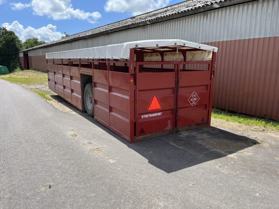 Udlevering af dyr fratransportvogn mindsker risiko for kontakt mellem ekstern transportvogn og dyrene i besætningen.