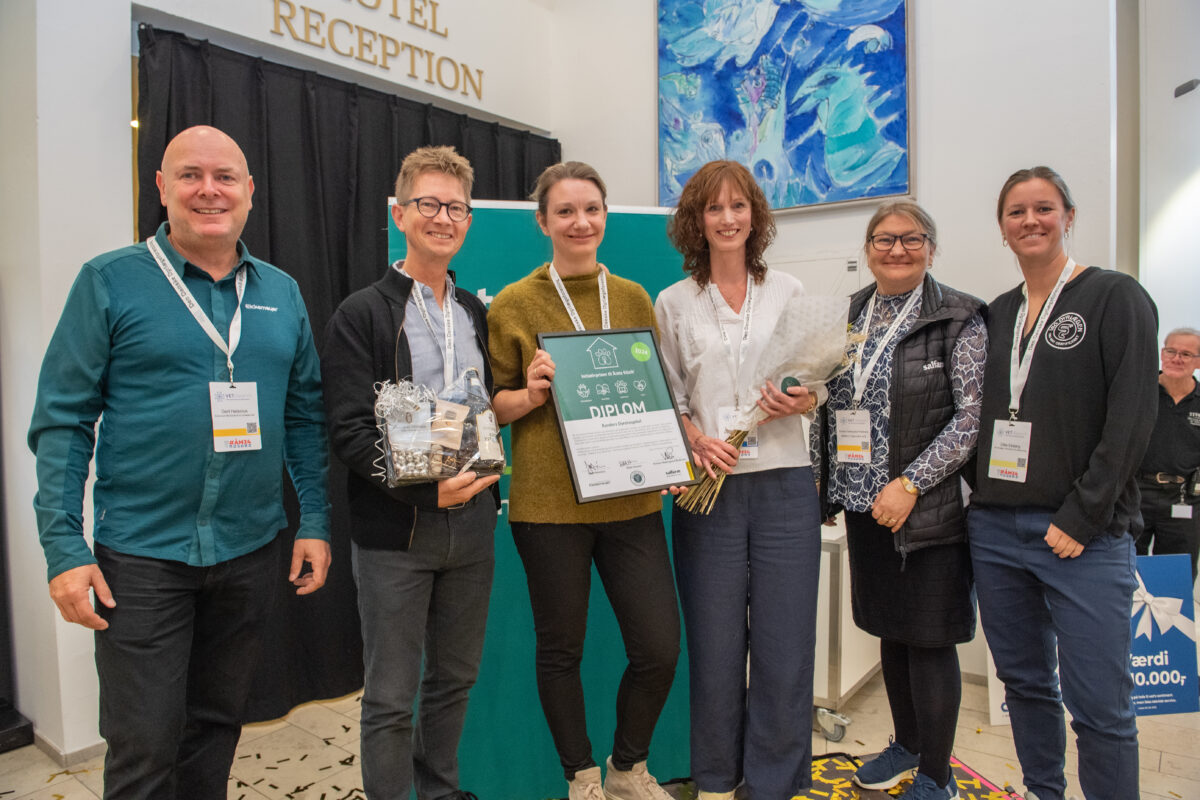 Randers Dyrehospital fik overrakt initiativprisen på årsmødet i Den Danske Dyrlægeforening. Hospitalet var repræsenteret af Christian Kolthoff, Lone Plum og Majbritt Bisgaard – her frankeret af prisens tre sponsorer: Direktør Gert Helenius, Eickemeyer, (til venstre), Kirsten Vestergaard Pedersen, Salfarm Danmark A/S, og Ditte Esbjerg fra ISO Dyrlægen.