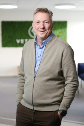 Jesper Smith har været en nøglefigur i VETNORDICs vækst og udvikling, hvor han har sikret stærke strategiske aftaler og et bredt sortiment til veterinærbranchen.