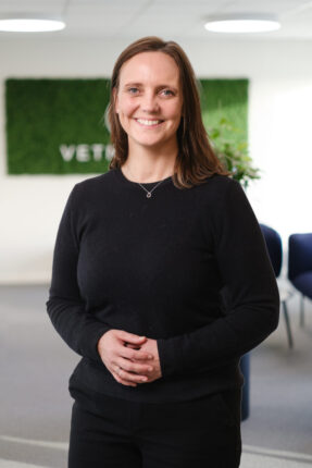 Den 1. april 2025 tiltræder Britt Ingvertsen som ny CEO for VETNORDIC. Med sin dyrlægefaglige baggrund og erfaring fra veterinærbranchen vil hun stå i spidsen for virksomhedens videre vækst og udvikling.