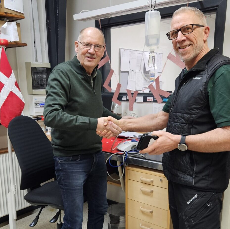 Per RiberRasmussen (t.h.) lykønsker teknikeren Knud Nielsen, der fylder 80 år og med største selvfølgelighed kom på arbejde på sin runde dag.