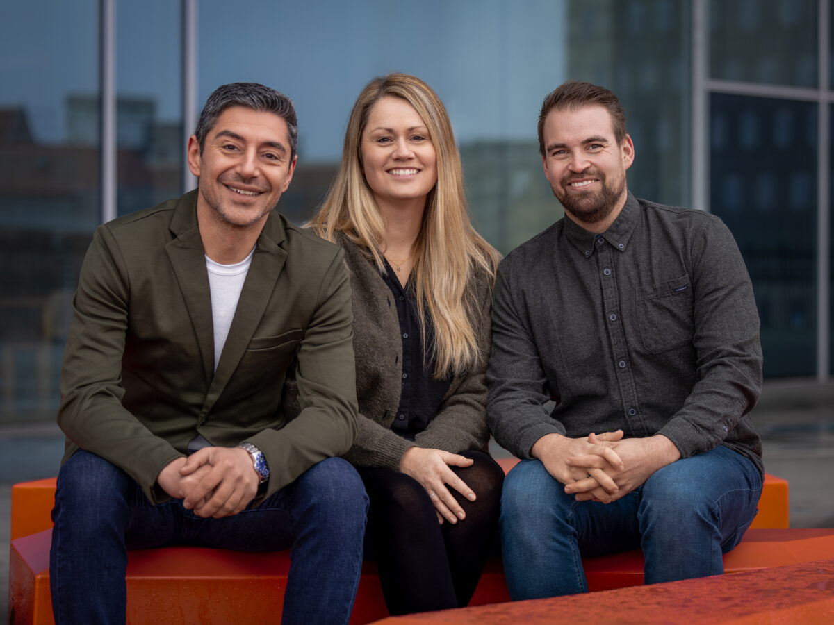 Triolabs to produktchefer inden for veterinærdiagnostik, Mehdi Vakili (til venstre) og Caroline Holse, sammen med Daniel Krause-Kjær fra Zoetis Danmark. Foto: Anne Kargaard