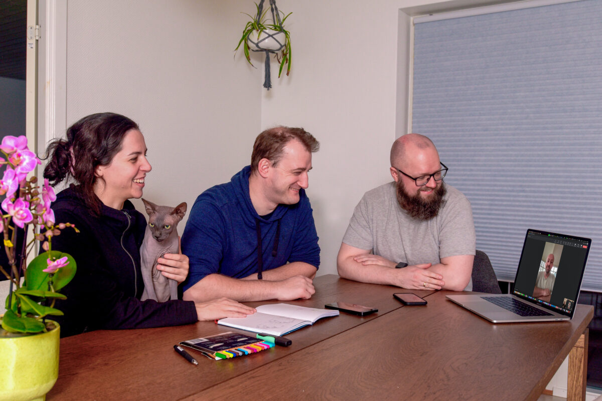 Holdet bag VetMonitor: Dyrlæge Juliana Queiroz Zardo, softwareudvikler Kasper Amby, softwareudvikler Morten Yde Søndergaard og dyrlæge Thomas Andreasen (på skærm).