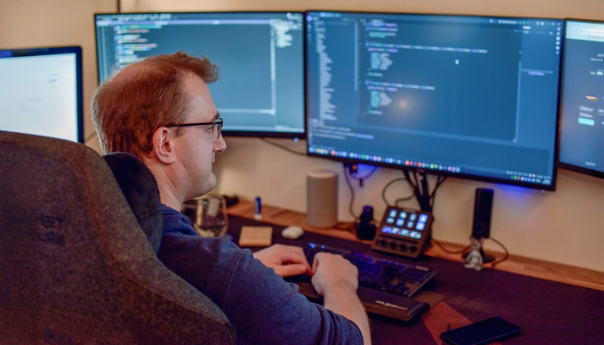 Kasper Amby har arbejdetmed AI i flere år. Da han oplevede sin kæreste slide med journaler derhjemme i aftentimerne, blev han inspireret til at udvikle et AI-værktøj, der kan aflaste dyrlæger.