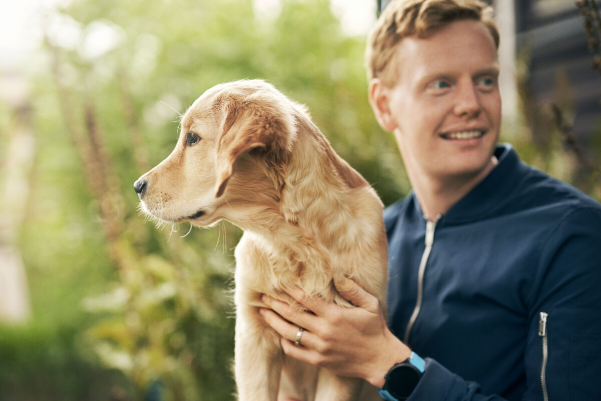 Mange danskere betragter deres kæledyr som nære familiemedlemmer og som en central del af hverdagen. Alligevel sidestilles kæledyr stadig med løsøre i dansk lovgivning. Foto: Agria.dk