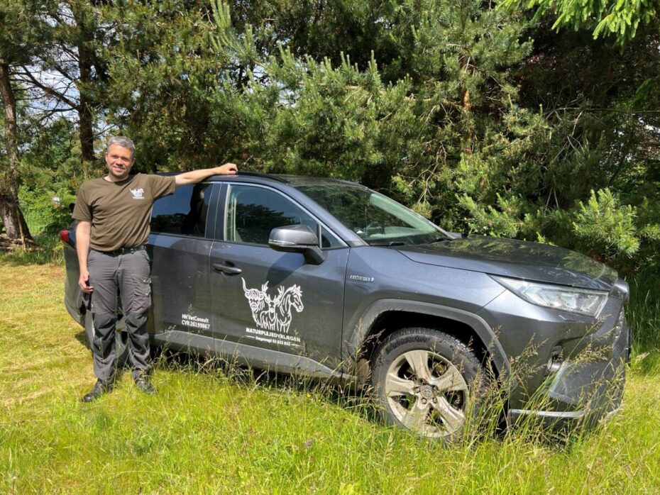 Henrik Hagbard var gennem flere år dyrlæge for Cirkus Arenas elefanter, inden de kom til Knuthenborg, og han har været dyrlæge for søløver, zebraer, alpakaer, hjorte, mufloner og andre utraditionelle arter.