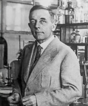 Otto Warburg fik Nobelprisen i 1931. Han kom fra en jødisk slægt og var homoseksuel, men fik alligevel lov at fortsætte sin rotteforskning i kræft. Adolf Hitler frygtede kræft og havde en vis respekt over for de jøder, der lige som ham selv havde fået jernkorset under 1. verdenskrig. Når Otto Warburg blev spurgt, hvorfor han ikke flygtede ud af Tyskland, svarede han, at han havde været der før Hitler. Foto: Georg Pahl, Bundesarchiv. Licens CC BY-SA 3.0 DE.