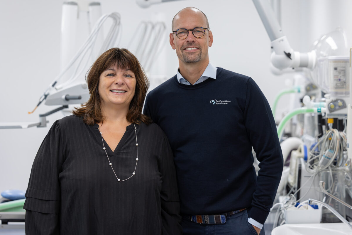 Lene og Jens Ruhnau drømmer om at løfte niveauet for tandbehandling på familiedyr i hele Danmark. Foto: Jesper Kofoed