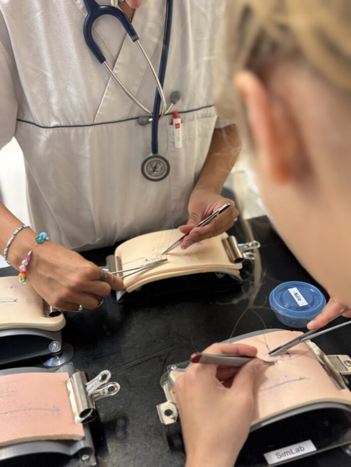 På simulationscentret kan de studerende opretholde og forfine deres færdigheder, så de er bedre forberedt, når de står over for en reel operation.