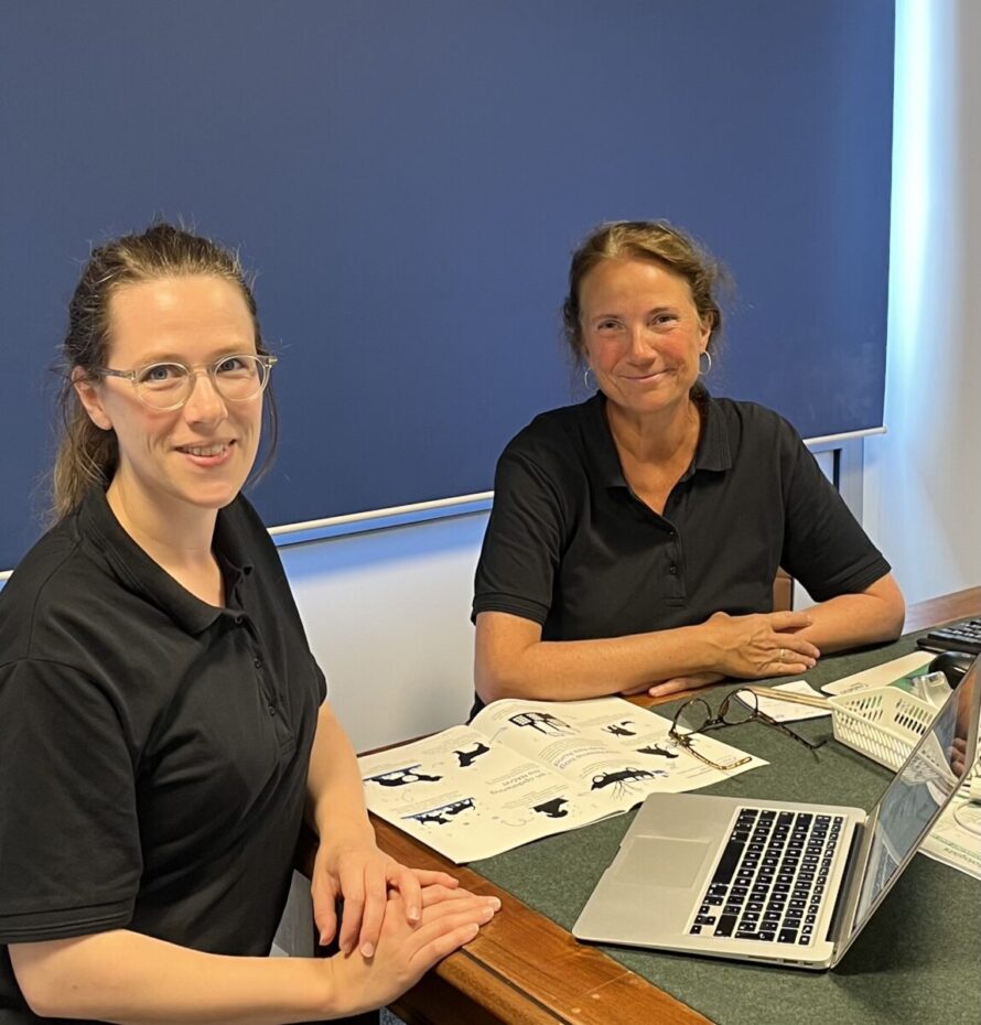 Dyrlæge Maja Kiely (t.v) afslutter her et års sidemandsoplæring hos Lene Boysen. Nu kan hun selv tage henvisningspatienter i Hudklinikken.